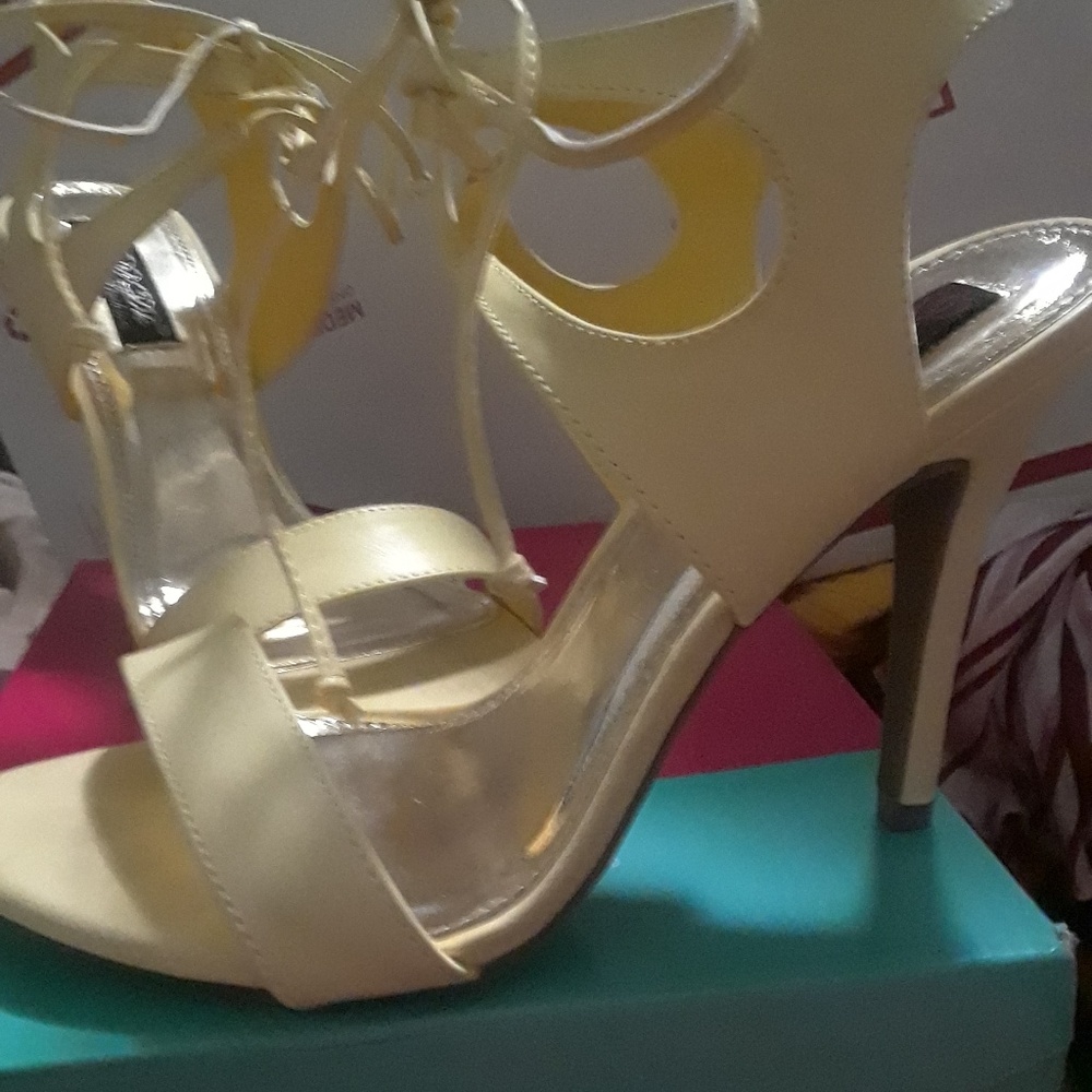 Ladies heel shoes